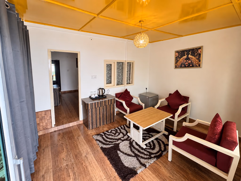 Living area with sofa in room 101, Luxury King category
